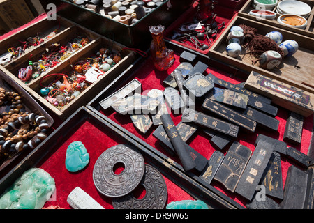 Nahaufnahme einer Auswahl von Antiquitäten zum Verkauf in einem Outdoor-Flohmarkt in Kyoto, Japan Stockfoto