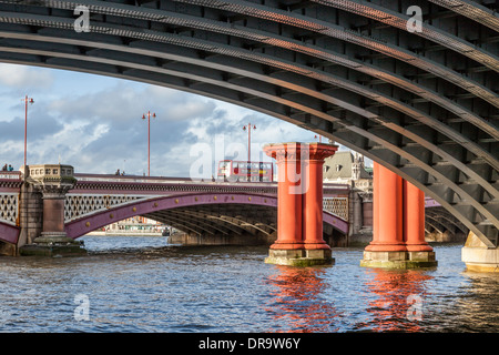 Blackfriars-Brücken - Bogen der Eisenbahnbrücke, Widerlagern der ursprünglichen Eisenbahnbrücke und Straßenbrücke über den Fluss Themse, London Stockfoto