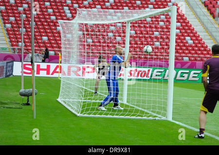 Schiedsrichter und Funktionäre Ausbildung, bevor das Halbfinale der Euro 2012 Warschau, Polen - 27.06.12 Spiele Stockfoto