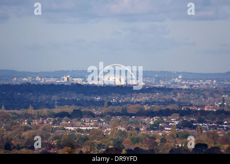 Wembley Stadion in London, mit seinen markanten Bogen, Heimat des Fußballs in England, 15 Meilen, 24km von Epsom Downs, gesehen. Stockfoto