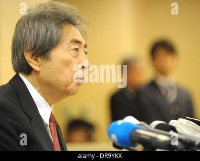 Tokio, Japan. 22. Januar 2014. Ehemaligen japanischen Premierminister Morihiro Hosokawa befasst sich mit eine Pressekonferenz in Tokyo Metropolitan Government Building in Tokio, die Hauptstadt von Japan, 22. Januar 2014. Hosokawa erklärte, dass er für die Wahl von der Tokyo Gouverneur mit einem anderen ehemaligen Premierminister Junichiro Koizumi Unterstützung, mit dem Ziel aufzugeben Kernreaktoren in Japan läuft. Bildnachweis: Stinger/Xinhua/Alamy Live-Nachrichten Stockfoto