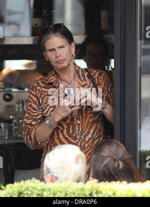 Steven Tyler, Lead-Sänger von Aerosmith bekommt offen mit Fans und Fotografen nach einem Mittagessen in einem Downttown Toronto Restaurant Toronto, Kanada - 28.06.12 Stockfoto