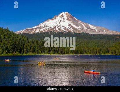 Regierung CAMP, OREGON, USA - genießen Sie Menschen in Kajaks, Mount Hood und Trillium Lake. Stockfoto