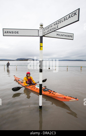 Kajakfahrer in den Fluten auf der Straße bei Storth an der Mündung der Kent in Cumbria, UK, während der Januar 2014 Stürme Stockfoto