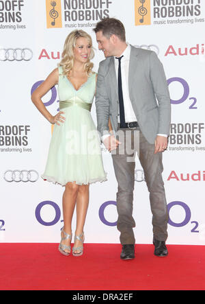 Michael Buble mit seiner Ehefrau Luisana Lopilato Nordoff Robbins O2 Clef Awards in Silber - Ankünfte London, England - 29.06.12 Stockfoto