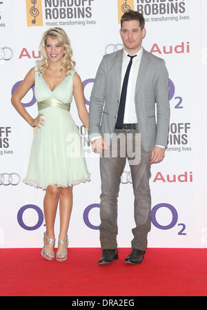 Michael Buble mit seiner Ehefrau Luisana Lopilato Nordoff Robbins O2 Clef Awards in Silber - Ankünfte London, England - 29.06.12 Stockfoto