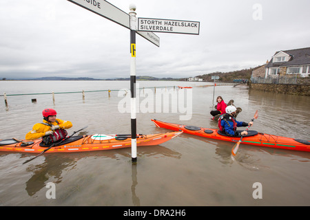 Kajakfahrer in den Fluten auf der Straße bei Storth an der Mündung der Kent in Cumbria, UK, während der Januar 2014 Stürme Stockfoto