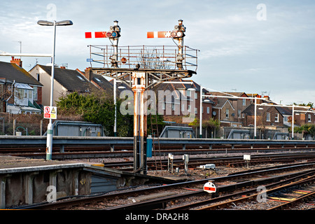 Die Plattform-Starter-Signale am Ende der Plattform in Bognor Regis Station Stockfoto