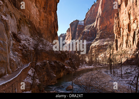 Riveside Spaziergang entlang des Virgin River im Zion National Park zu Beginn des Winters. Stockfoto