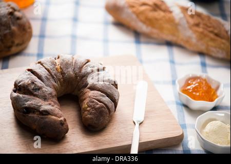 ein Brot neben einer Marmelade-Platte Stockfoto