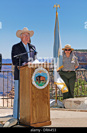 US-Innenminister Ken Salazar macht eine Aussage bei der Mather Point Amphitheater 20. Juni 2011 im Grand-Canyon-Nationalpark, AZ. Stockfoto