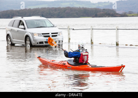 Kajakfahrer in den Fluten auf der Straße bei Storth an der Mündung der Kent in Cumbria, UK, während der Januar 2014 Stürme Stockfoto