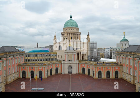 Potsdam, Deutschland. 17. Januar 2014. Blick auf den Innenhof des neuen Landtag Brandenburg in Potsdam, Deutschland, 17. Januar 2014. Foto: Oliver Mehlis/Dpa/Alamy Live News Stockfoto