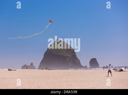 CANNON BEACH, OREGON, USA - Mann Drachen in der Nähe von Haystack Rock, Küste von Oregon. Stockfoto