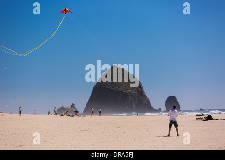 CANNON BEACH, OREGON, USA - Mann Drachen in der Nähe von Haystack Rock, Küste von Oregon. Stockfoto