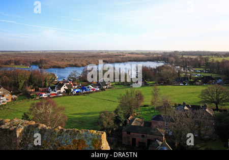 Ein Blick auf Malthouse breit aus dem Turm der Pfarrkirche von Ranworth, Norfolk, England, Vereinigtes Königreich. Stockfoto