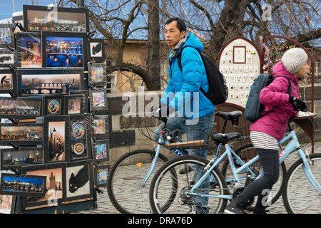 Vorhängeschlösser an der Karlsbrücke. Die Idee, inspiriert von den Protagonisten des Romans ich wollte Sie, von Federico Moccia Stockfoto