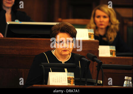 Riga, Lettland. 22. Januar 2014. Lettische neuer Premierminister Laimdota Straujuma hält eine Rede im Parlament in Riga, Lettland, am 22. Januar 2014. Das lettische Parlament am Mittwoch genehmigt die neue Regierung unter der Leitung von des Landes erste weibliche Premierminister Laimdota Straujuma. Bildnachweis: Guo Qun/Xinhua/Alamy Live-Nachrichten Stockfoto