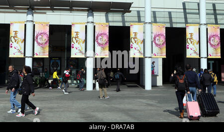 Hong Kong, China. 22. Januar 2014. Kunden gehen vorbei an Neujahr Dekorationen in einem Einkaufszentrum in Hongkong, Südchina, 22. Januar 2014. © Li Peng/Xinhua/Alamy Live-Nachrichten Stockfoto