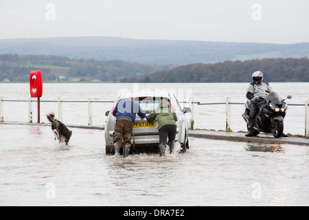 Eine Autofahrer stecken in Hochwasser auf der Straße zu Storth an der Mündung der Kent in Cumbria, UK, während der Januar 2014 Stürme Stockfoto