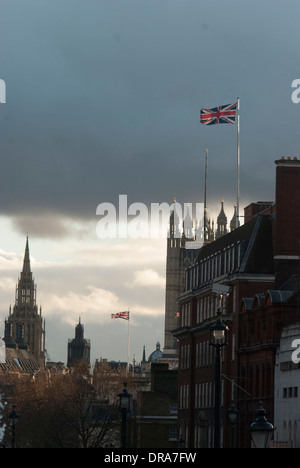 Typisch London Bilder von Häusern Parlement mit Drittelregel auf zwei Union Jack Fahnen flattern im Wind. Stockfoto