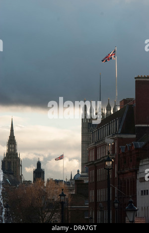 Typisch London Bilder von Häusern Parlement mit Drittelregel auf zwei Union Jack Fahnen flattern im Wind. Stockfoto