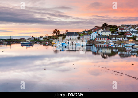 Boote vertäut im Hafen von Cockwood zwischen Dawlish Warren und Starcross bei Sonnenaufgang, Devon, England, UK, Europa. Stockfoto