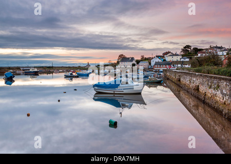 Boote vertäut im Hafen von Cockwood zwischen Dawlish Warren und Starcross bei Sonnenaufgang, Devon, England, UK, Europa. Stockfoto