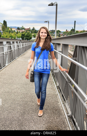 Porträt eines Mädchens in der Stadt. Sonneberg, Thüringen, Deutschland Stockfoto