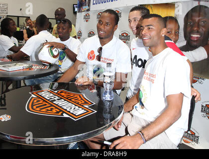 Veranstalten Sie Didier Drogba, Shaun Wright-Phillips und Ashley Cole professionelle Fußballspieler aus der englischen Premier League ein Event bei Eaglerider Motorräder zur Unterstützung der "armsaroundthechild.org" Los Angeles, Kalifornien - 01.07.12 Stockfoto