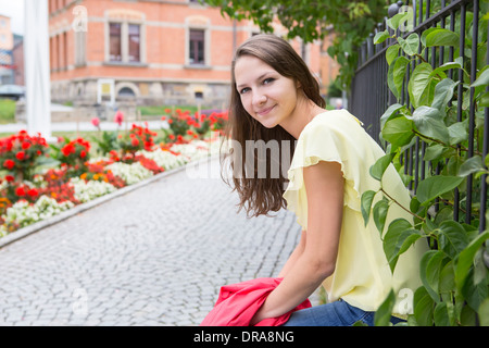 Porträt eines Mädchens in der Stadt. Sonneberg, Thüringen, Deutschland Stockfoto