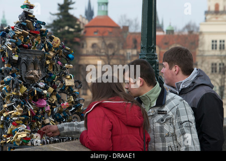 Vorhängeschlösser an der Karlsbrücke. Die Idee, inspiriert von den Protagonisten des Romans ich wollte Sie, von Federico Moccia Stockfoto