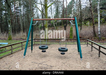 aus Spielzeug Schaukel am Spielplatz im Wald gelegen Stockfoto