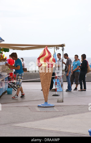 Ein Teenager, der Eis und eine Schlange kauft, Wimereux, Côte Opale, Nord-Pas-de-Calais, Frankreich, Hauts de France Stockfoto