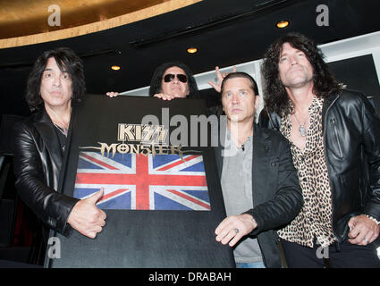 Tommy Thayer Mitglieder des US-Rock-Band "KISS", Eric Singer, Paul Stanley und Gene Simmons besuchen eine Pressekonferenz im Arts Club in London zur Feier der Veröffentlichung ihres neuen Buches "Monster", mit fantastischen Aufnahmen von der Bandes 40-jährigen Karriere die live auf der Bühne.  London, England - 03.07.12 Stockfoto