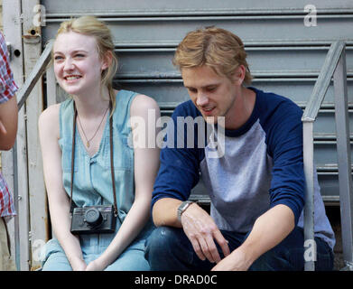 Dakota Fanning und Boyd Holbrook am Set von ihrem neuen film "sehr gute Girls' shooting on Location in Manhattan New York City, USA - 03.07.12 Stockfoto