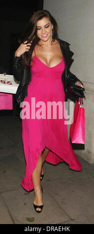 Imogen Thomas tragen einen niedrigen Schnitt kleiden, wie sie die Rose Club London, England - 04.07.12 verlässt Stockfoto