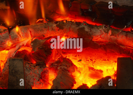 Holzofen im heimischen Holzofen Stockfoto