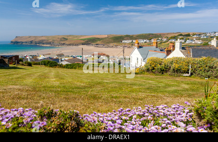 Blick Richtung Strand von Polzeath (Polsegh, Bedeutung trocken Bach) an der Atlantikküste von Nord Cornwall, England, Vereinigtes Königreich Stockfoto