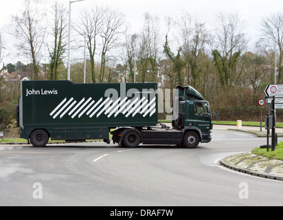 Ein Sattelschlepper John Lewis Reisen rund um einen Kreisverkehr in Coulsdon, Surrey, England Stockfoto