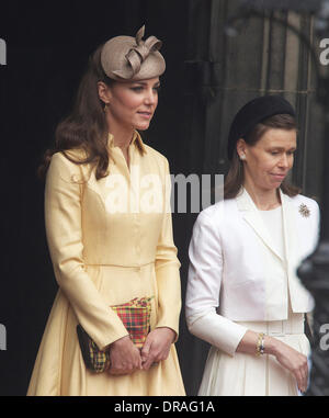 Catherine, Herzogin von Cambridge verlässt aka Kate Middleton St Giles Cathederal nach der Distel-Zeremonie am 5. Juli 2012 in Edinburgh, Schottland.  Prinz William, Herzog von Cambridge wird in den historischen Orden der Distel-Edinburgh, Schottland - 05.07.12 installiert werden Stockfoto
