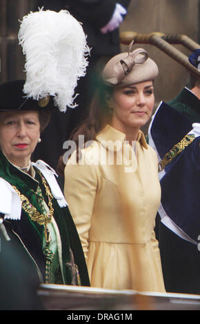 The Princess Royal, Prinzessin Anne und Catherine, Herzogin von Cambridge aka Kate Middleton Urlaub St Giles Cathederal nach der Distel-Zeremonie am 5. Juli 2012 in Edinburgh, Schottland.  Prinz William, Herzog von Cambridge wird in den historischen Orden der Distel-Edinburgh, Schottland - 05.07.12 installiert werden Stockfoto