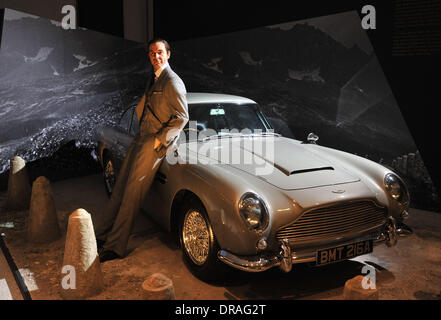 Aston Martin DB5 1964 mit Sean Connery Wachsfigur entwerfen 007 - fünfzig Jahre Bond-Stil - drücken Sie Anzeig im Barbican Centre statt. London, England - 05.07.12 Stockfoto