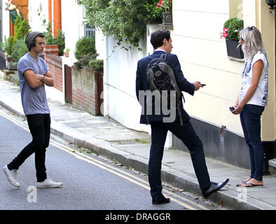 Harry Styles von One Direction gesehen unterwegs in Hampstead mit seinem Friseur Lou und Freund London, England - 05.07.12 Stockfoto