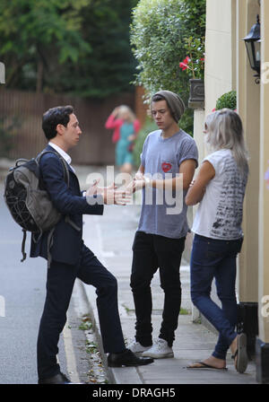 Harry Styles von One Direction gesehen unterwegs in Hampstead mit seinem Friseur Lou und Freund London, England - 05.07.12 Stockfoto