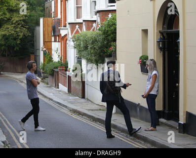 Harry Styles von einer Richtung unterwegs in Hampstead mit seinem Friseur Lou und Freund gesehen.   London, England - 05.07.12 Stockfoto