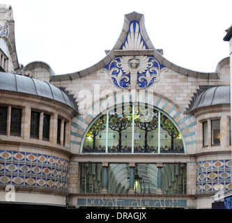 Dekorative Eintritt in die Royal Arcade, Norwich. Stockfoto