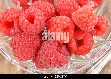 Frische Himbeeren nur in eine Glasschüssel abgeholt Stockfoto