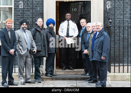 Downing Street, London, UK. 22. Januar 2014. Mitglieder der Sikh Allianz Petition Downing Street als Reaktion auf die jüngsten Vorwürfe der UK Absprachen"" mit Indien im Angriff auf den goldenen Tempel in Amritsar im Juni 1984. Premierminister David Cameron hat eine Untersuchung angeordnet. Bildnachweis: Lee Thomas/Alamy Live-Nachrichten Stockfoto