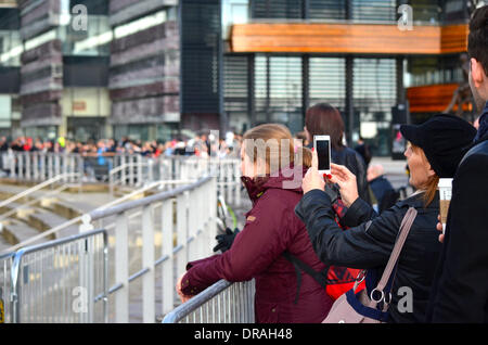 Bucht von Cardiff, Wales, Uk, 22. Januar 2014. Ein Motorrad-Stunt-Team Wow durchführen versammelten sich die Massen vor das Wales Millennium Centre in Cardiff Bay, wo der Britain Got Talent 2014 Auditions stattfinden. Simon Cowell, Alesha Dixon, Amanda Holden und David Walliams sind Hopefulls für die 2014 Serie, hosted by Ameise und Dez Credit Vorsprechen: Tom Guy/Alamy Live News Stockfoto